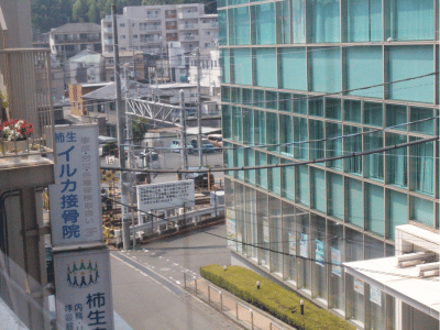 柿生イルカ接骨院から眺める、小田急線