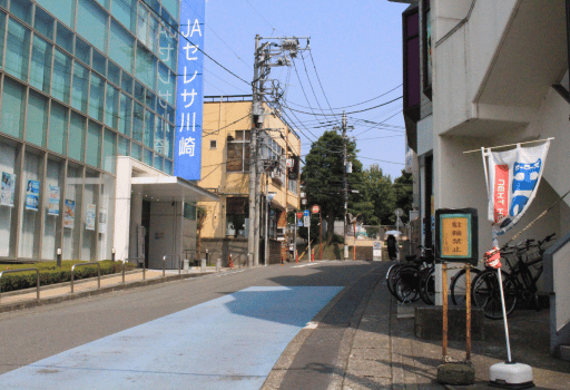 JAセレサ川崎柿生支店前