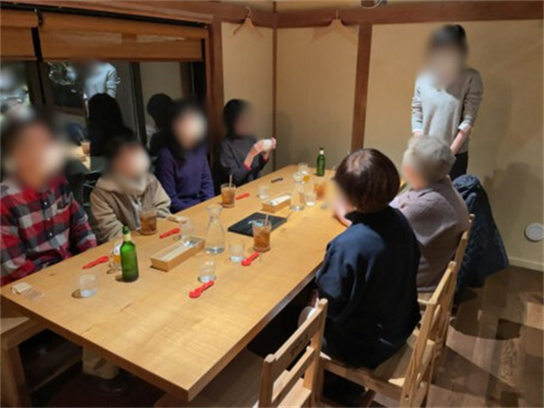 報恩講のご報告。 2 乾杯のご発声中。右側のテーブルにはご講師・住職等がいます。映ってないけど…