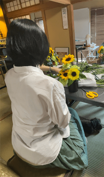 「夏にむけて玄関を少し華やかに」をテーマにお花