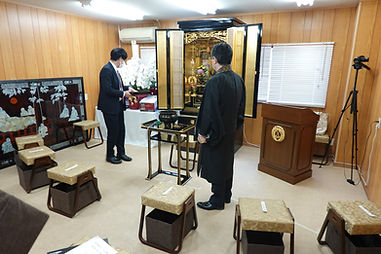 ​朝早くから築地本願寺の職員が準備に来てくださいました。